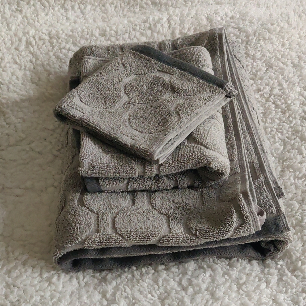 New! Room Essential Gray Towel  3 Pc Set